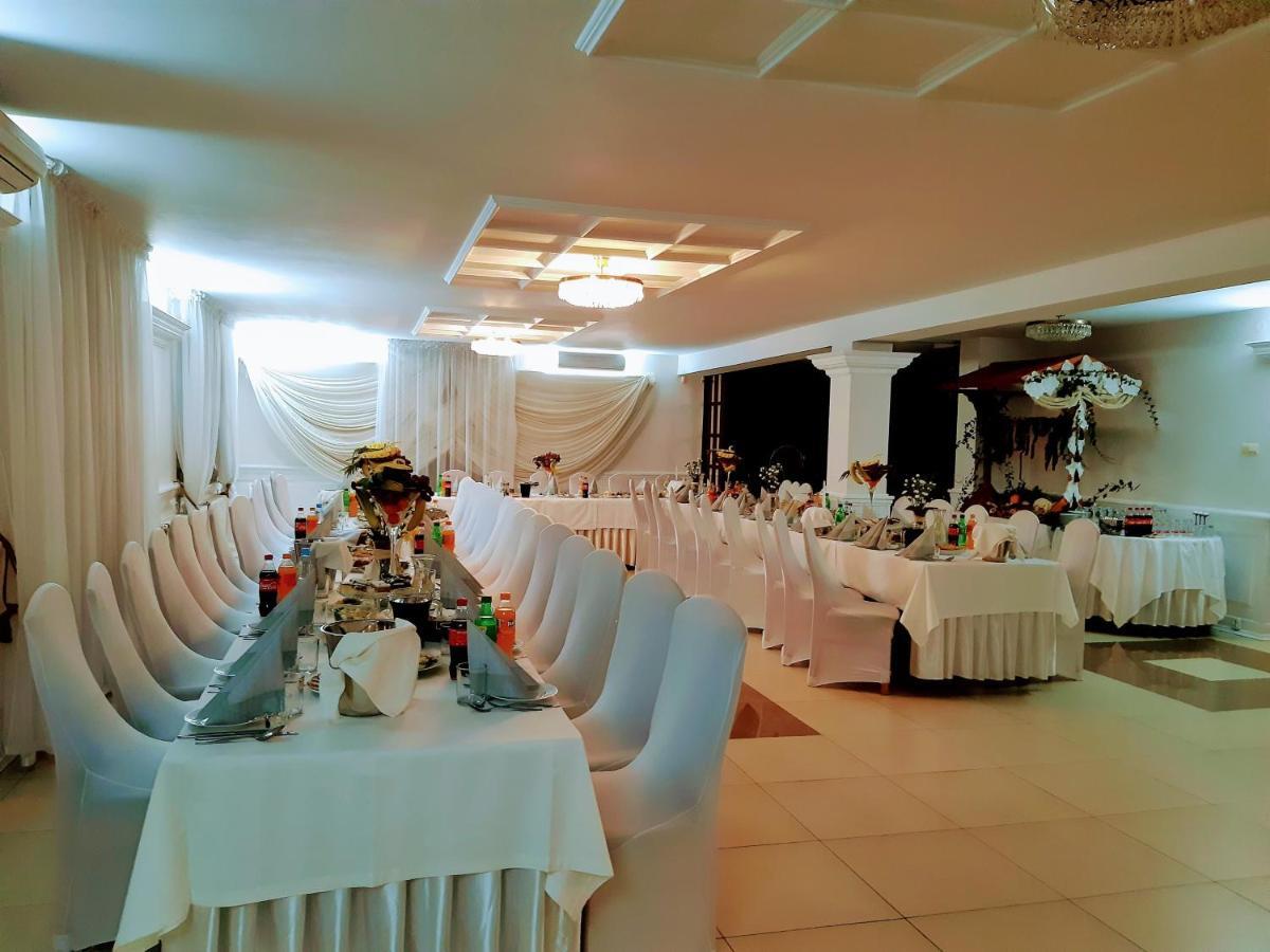 Fantazja - Restauracja I Noclegi ราดอม ภายนอก รูปภาพ